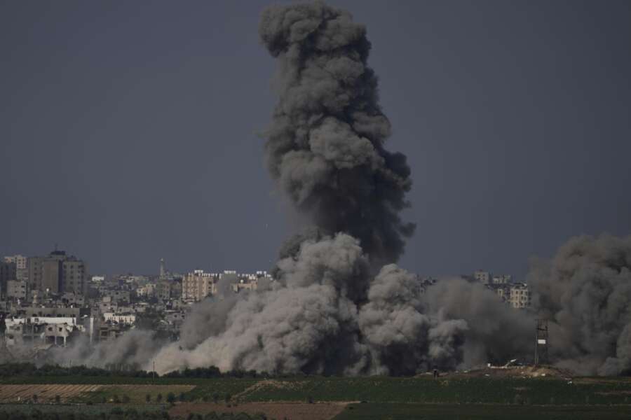 Gaza, attacco aereo sulla chiesa di San Porfirio, almeno 17 morti. Israele ammette: “Stiamo esaminando l’incidente”