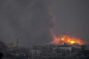 Israele, i tank entrano a Gaza: “È una vasta incursione non l’invasione”. Hamas chiama alle armi i palestinesi: la battaglia è in corso