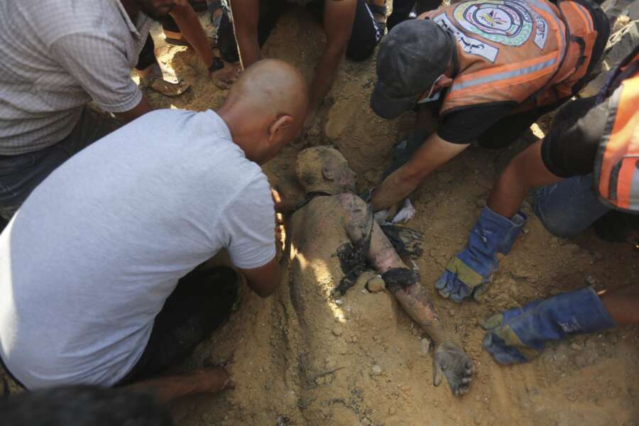 Inferno Gaza, papà disabile manda via i due figli: “Loro possono scappare, stare sotto le bombe significa aspettare il tuo turno”