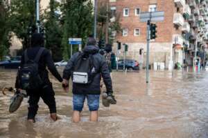 Bomba d’acqua nella notte a Milano, esonda il Seveso: strade allagate e disagi. Lago di Como vicino a straripare