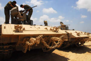Scade l’ultimatum ai civili, l’esercito di Israele entra nel nord della Striscia di Gaza. Netanyahu: “È solo l’inizio”