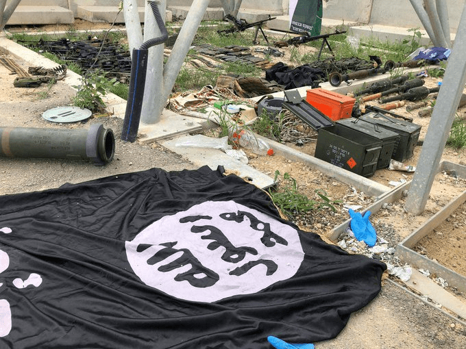 Ritrovata bandiera dell’Isis su un miliziano di Hamas