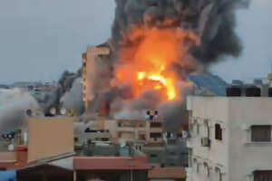La risposta di Israele a Gaza: bombardato un edificio di 14 piani. Il crollo | Video