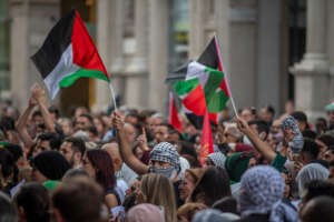 Cariche della Polizia contro gli studenti del corteo pro-Palestina a Firenze e Pisa