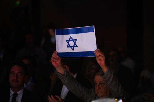 La sinistra va in crisi sulla bandiera d’Israele: la doppia morale e l’imbarazzo ‘grazie’ alla linea grillina