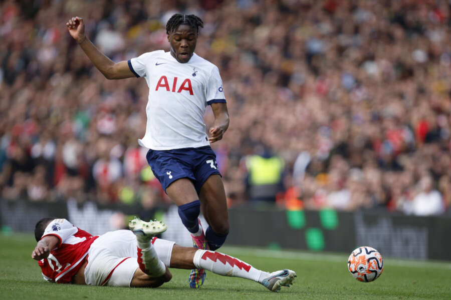Arsenal’s William Saliba tries to tackle Tottenham’s Destiny Udogie during the English Premier League soccer match between Arsenal and Tottenham Hotspur at Emirates stadium in London, England, Sunday, Sept. 24, 2023. (AP Photo/David Cliff)

Associated Press/LaPresse
Only Italy and Spain