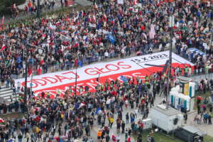 Polonia, migliaia in piazza a Varsavia per la manifestazione dell’opposizione: la ‘Marcia di un milione di cuori’ di Tusk