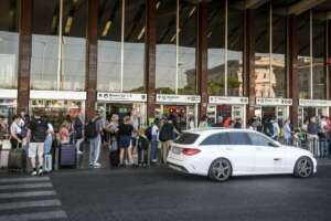 Taxi introvabili ma i tassisti… scioperano: il paradosso all’italiana che condanna cittadini e turisti