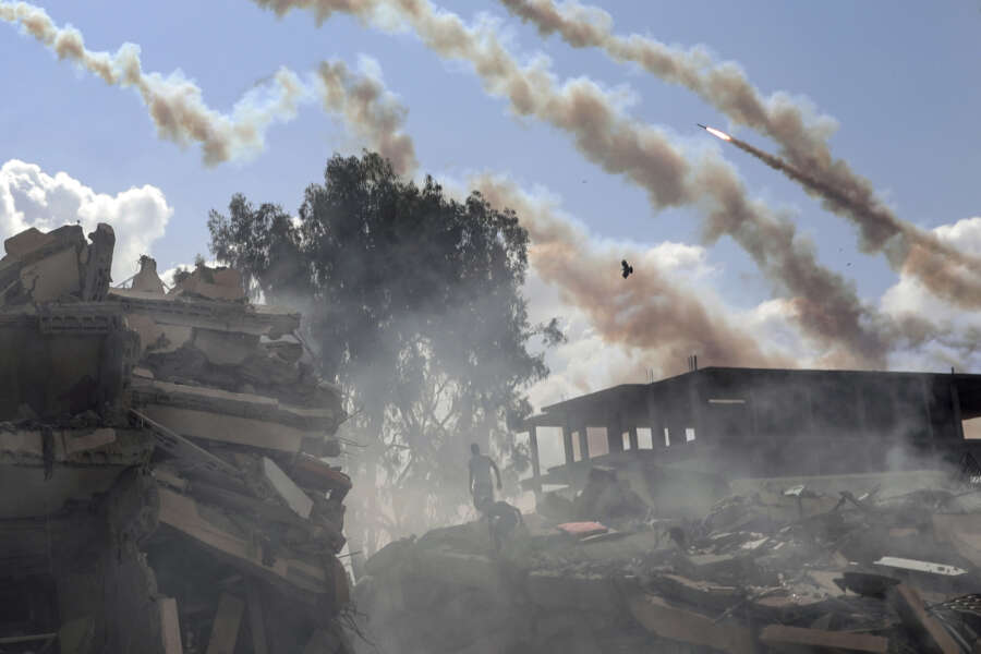 Rockets are fired from the Gaza Strip toward Israel over destroyed buildings following Israeli airstrikes on Gaza City, central Gaza Strip, Thursday, Oct. 19, 2023. (AP Photo/Mohammed Dahman)




Associated Press/LaPresse
Only Italy And Spain