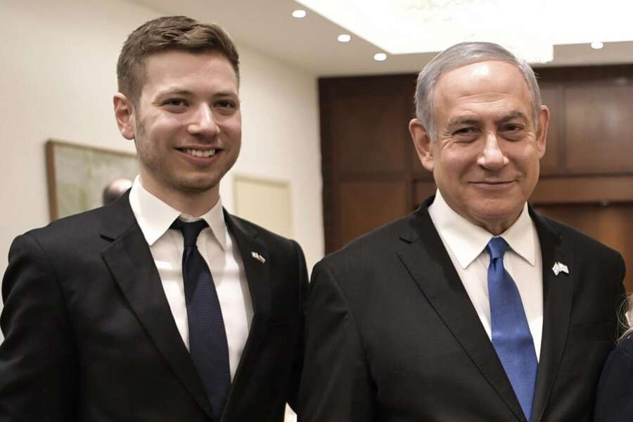 Il premier Netanyahu con suo figlio Yair