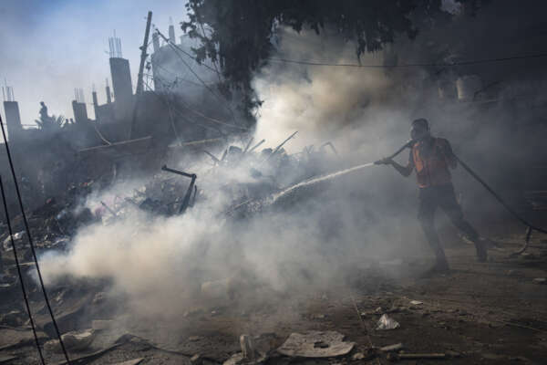 Palestinian firefighters extinguish fire caused by an Israeli airstrike in Khan Younis refugee camp, southern Gaza Strip, Tuesday, Nov. 7, 2023. (AP Photo/Fatima Shbair)


Associated Press/LaPresse
Only Italy and Spain