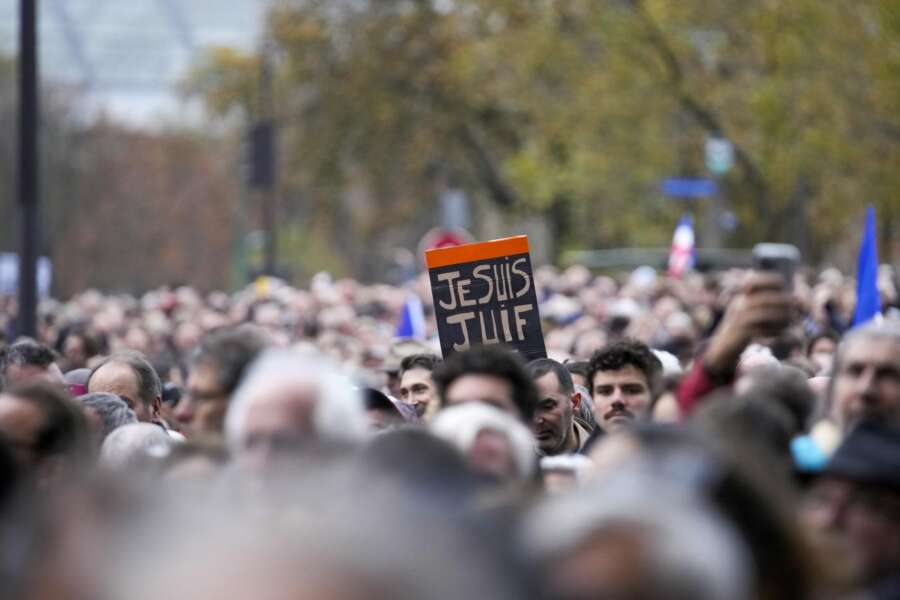 Marcia contro l’antisemitismo in Francia, solo a Parigi sfilano 100mila persone. Macron: “Nessuna tolleranza per l’intollerabile”