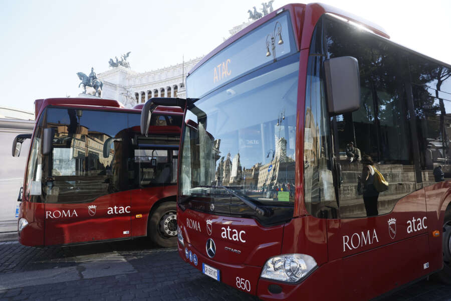 Sciopero, Oggi Venerdì Nero: Bus E Metro Fermi Per 4 Ore. A Roma ...