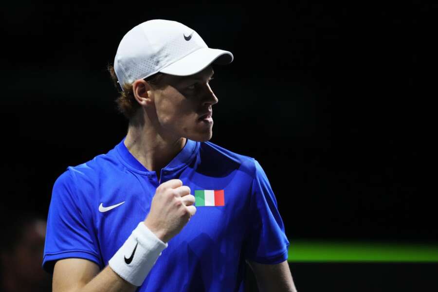 Coppa Davis, uno straordinario Sinner rimonta Djokovic. Italia-Serbia 1-1, ora il doppio che vale la finale