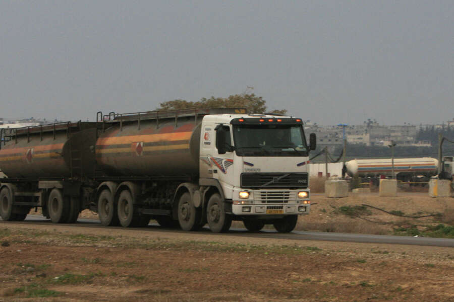 Tregua a Gaza, i primi camion con aiuti attraversano il confine. Oltre 200 carichi attesi in giornata