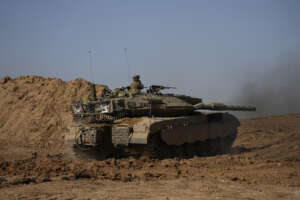 An Israeli soldier works on a tank at a staging area near the border with Gaza Strip, in southern Israel on Thursday, Nov. 23, 2023. (AP Photo/Ohad Zwigenberg)


Associated Press/LaPresse
Only Italy and Spain