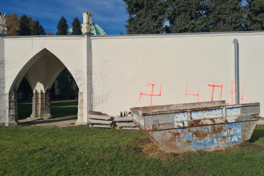 Vienna colpita dall’antisemitismo, rogo al cimitero e svastiche sui muri