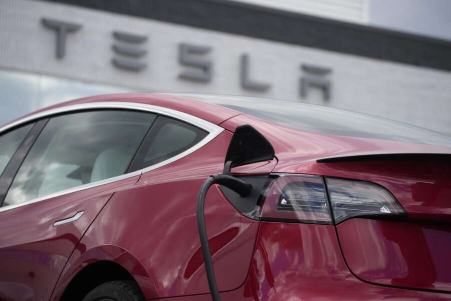 Tesla richiama oltre 2 milioni di veicoli per un difetto di sicurezza al sistema Autopilot