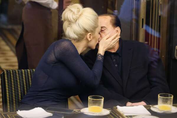 Capodanno senza Berlusconi: la tristezza di Marta Fascina si riversa sui social “unico eterno Presidente”
