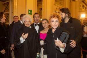 La prima della Scala con il ‘Don Carlo’: standing ovation per Liliana Segre braccata da Vanoni. Si leva il grido “Viva l’Italia antifascista”