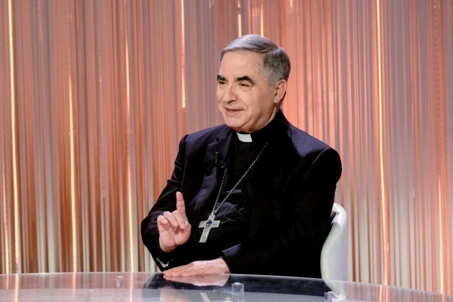 Il Cardinale Becciu: “Per salvarmi registrai la chiamata con Papa Francesco, ero disperato ma non l’ho mai truffato. Dal Vaticano nessun diritto per gli accusati”