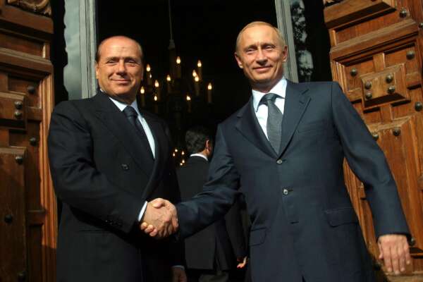 La scommessa persa di Berlusconi con Putin che è costata un Suv Uaz Patriot regalato a La Russa: “Niente pezzi di ricambio” venduto dopo la morte del Cavaliere