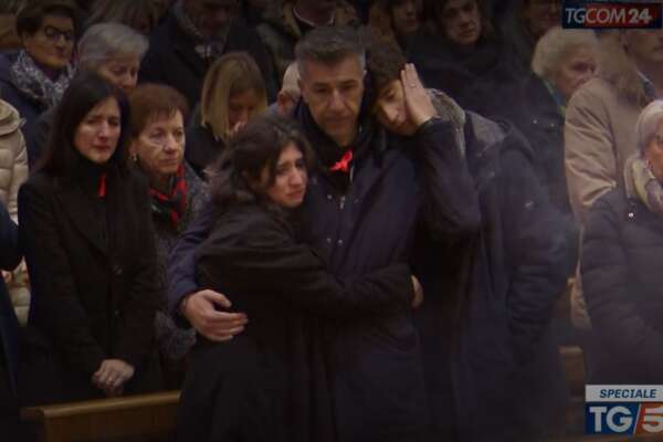 Funerali Giulia Cecchettin, il rumore dei campanelli, l’addio e la poesia di papà Gino: “Eri già mamma, aiutaci a danzare nella pioggia”