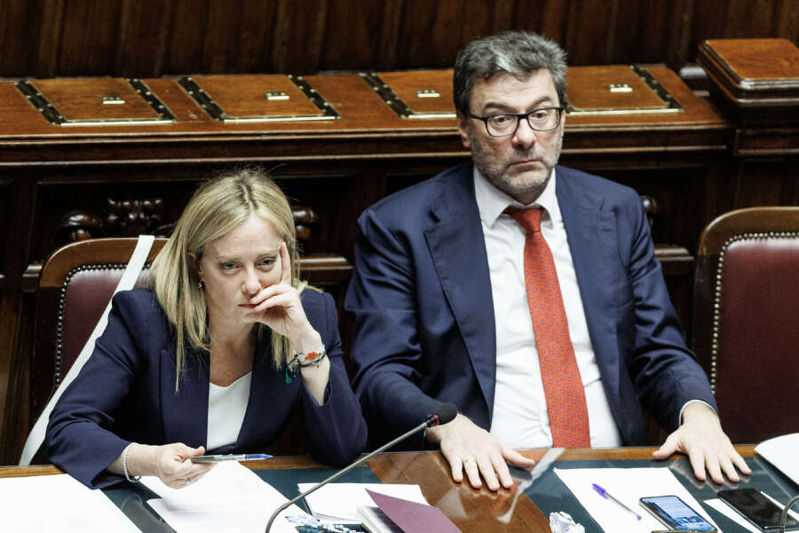 Manovra, Meloni scopre le sue bugie elettorali: zero soldi per “seppellire” la Fornero, incentivi per non andare in pensione