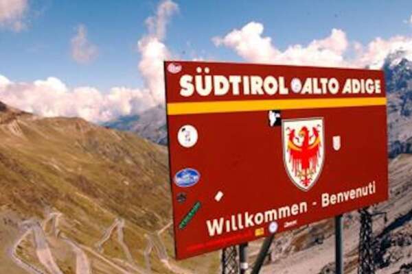 Abolizione del Trentino Alto Adige, la mozione della destra separatista che imbarazza Meloni e Salvini