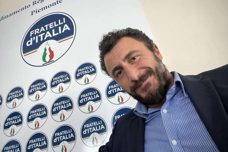 Chi è Emanuele Pozzolo, il deputato di Fratelli d’Italia armato di pistola a Capodanno: “Non ho sparato io”