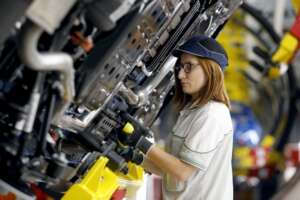 Foto LaPresse – Mourad Balti Touati
17/10/2019 Melfi (Ita) – Stabilimento FCA
Cronaca
Lo stabilimento FCA di Melfi con catena di assemblaggio delle automobili
Nella foto: assemblaggio allo stabilimento fca di melfi


Photo LaPresse – Mourad Balti Touati
17/10/2019 Melfi (Ita) – FCA Factory
News
The FCA factory in Melfi with an automobile assembly line
In the picture: assembling process at the fca factory