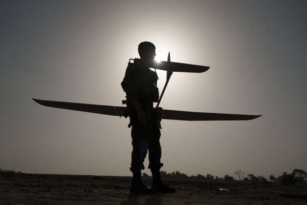 Soldati israeliani lanciano droni vicino al confine tra Israele e Gaza