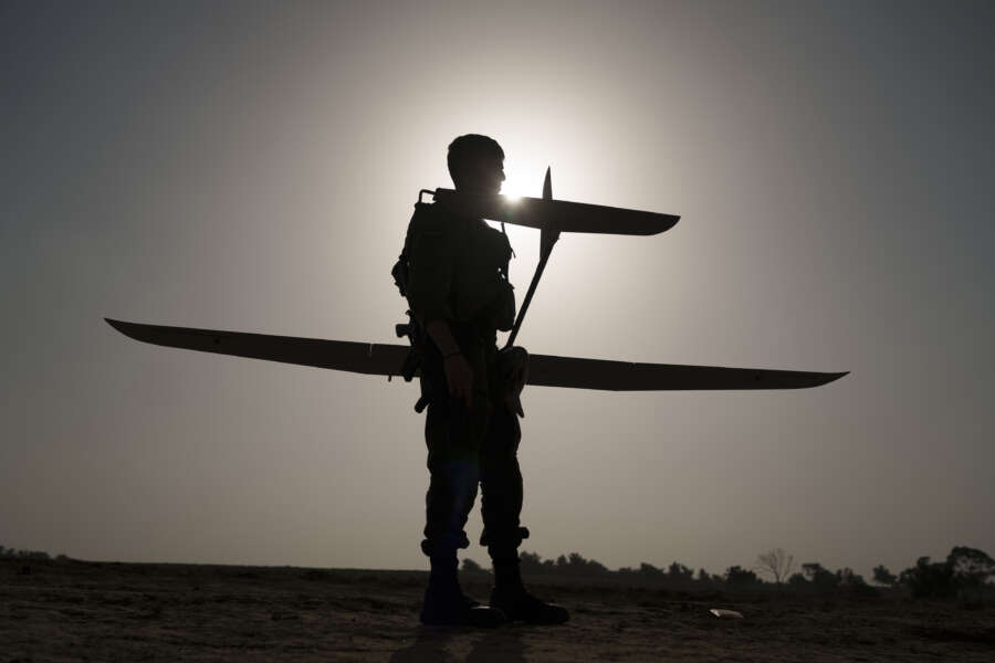 Soldati israeliani lanciano droni vicino al confine tra Israele e Gaza