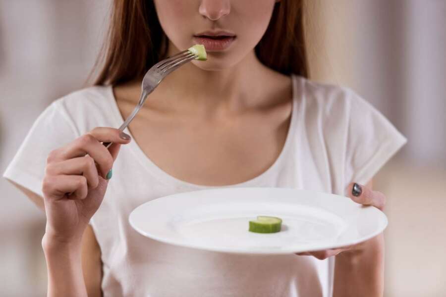 Disturbi alimentari seconda causa di mortalità tra i giovani: ma il governo taglia i fondi per anoressia, bulimia e BEB