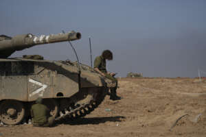 Israeli soldiers work on a tank in a staging area in southern Israel, near the border with Gaza Strip, on Friday, Nov. 24, 2023. the first day of what is meant to be a four-day cease-fire in the Israel-Hamas war. (AP Photo/Tsafrir Abayov)


Associated Press/LaPresse
Only Italy and Spain