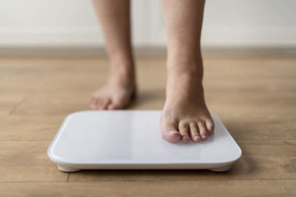 “Sei brutta e grassa” obbliga la figlia di 16 anni a una dieta ferrea: mamma condannata per maltrattamenti a Como. Obiettivo: 46kg