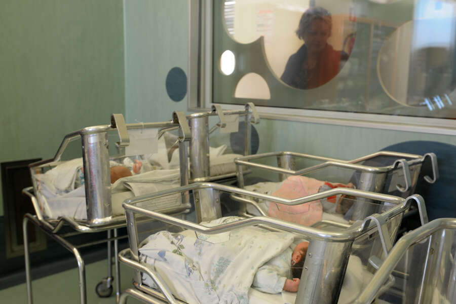 Mamma a 63 anni dopo la fecondazione in vitro, il trattamento da 15mila euro e il parto prematuro: “Era il secondo tentativo”