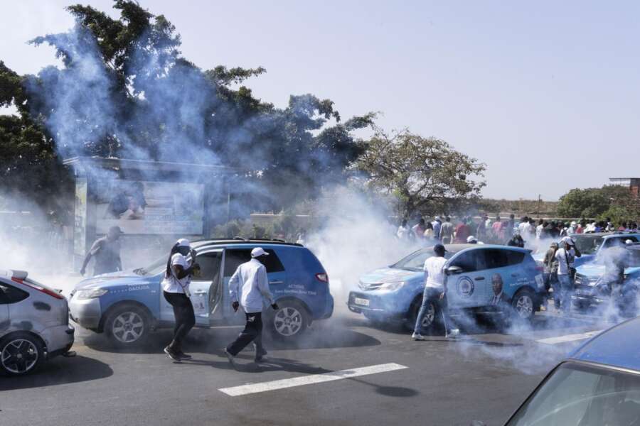 Senegal verso guerra civile, elezioni rinviate e manifestazioni vietate: morti e feriti a Dakar