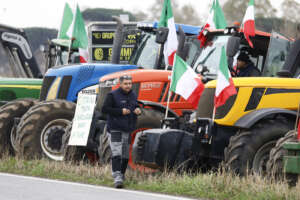 Foto Cecilia Fabiano/LaPresse 05 Febbraio   2024 Roma, Italia – Cronaca – Protesta dei trattori, uno dei presidi alle porte di Roma sulla via Aurelia a Fiumicino   Nella foto: i trattori 
February 5, 2024 Roma, Italy – Farm Tractor Protest , a group on Aurelia road near Fiumicino  In the photo: the Farm Tractor group