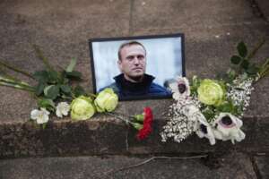 La Digos identifica chi porta fiori a Navalny e chi grida Italia antifascista, Piantedosi minimizza: “E’ capitato anche a me”