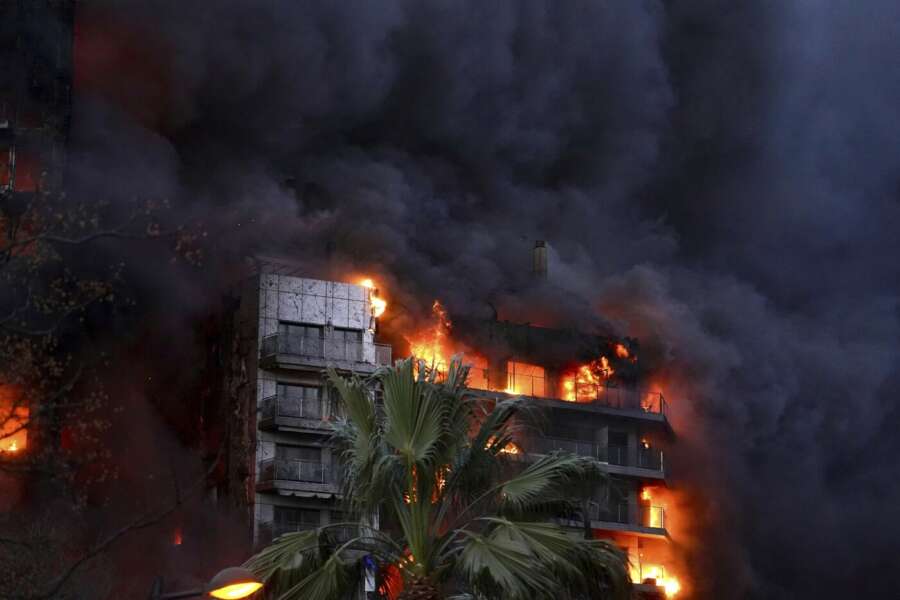 Maxi incendio a Valencia, quattro morti e ancora venti dispersi. Papà e figlia salvati sul balcone: gli aggiornamenti