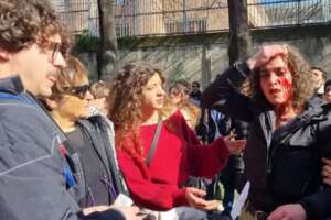 Scontri fuori la sede Rai di Napoli dopo “censura” a Ghali: polizia vieta striscione e manganella manifestanti