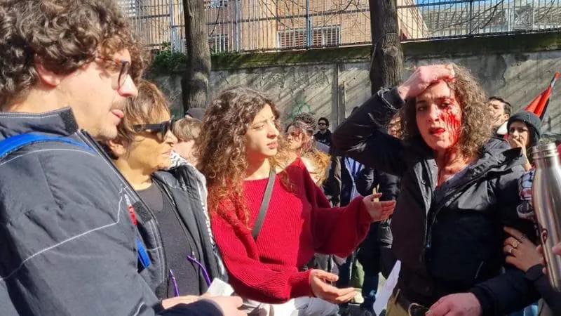 Scontri fuori la sede Rai di Napoli dopo “censura” a Ghali: polizia vieta striscione e manganella manifestanti