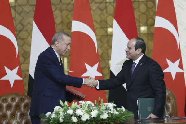 Erdogan cambia idea su Al-Sisi, colpo di fulmine a San Valentino: l’abbraccio al “golpista e assassino”