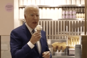 Biden surreale, lecca un gelato alla crema mentre parla di Gaza: “Spero in un cessate il fuoco entro lunedì prossimo”
