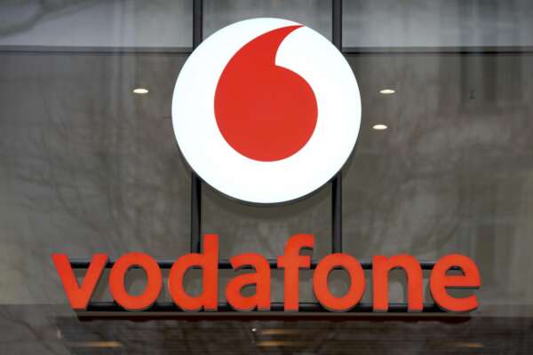 Vodafone vicino alla fusione con Fastweb. L’offerta di Swisscom da 8 miliardi ed il ‘no’ ad Iliad: cosa cambia per gli utenti