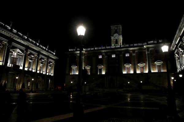 Monumenti con luci spente e al buio per l’Earth Hour