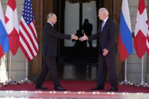 Alta tensione Russia-Usa, la Nato si blinda e Biden alza i toni “Putin è un macellaio”