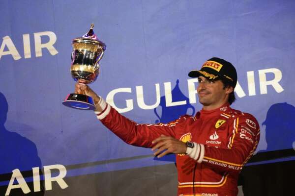 Malore per Carlos Sainz: il pilota abbandona il paddock e torna in albergo. La nota della Ferrari