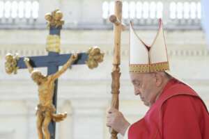 Bergoglio affaticato: per la prima volta un Papa non legge l’omelia nella domenica delle Palme. Il commento della Sala Stampa del Vaticano